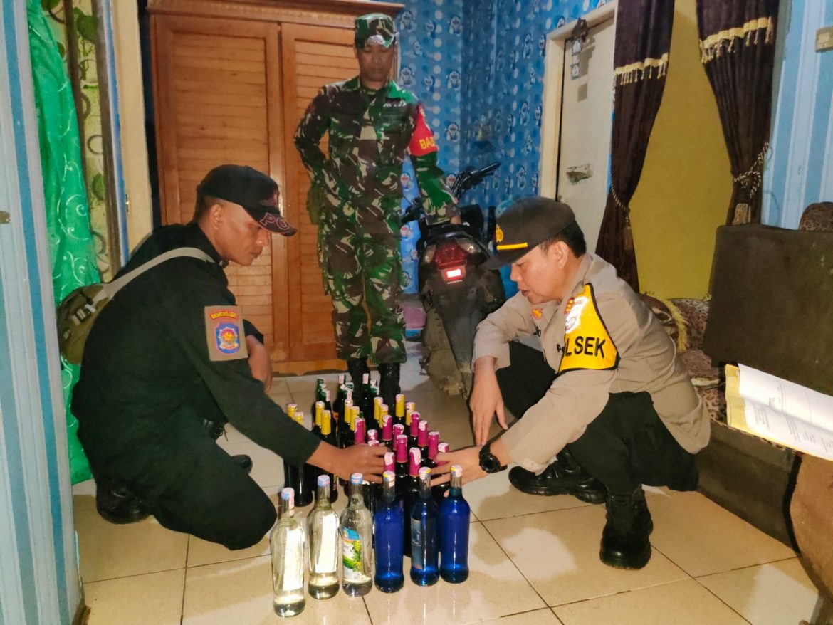 Puluhan Botol Miras Di Sita Polisi Dari Warung Jamu