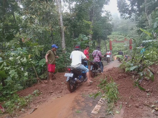 Longsor Terjadi di Wilayah Hukum Polsek Cikoneng Polres Ciamis, Warga di Imbau Waspada