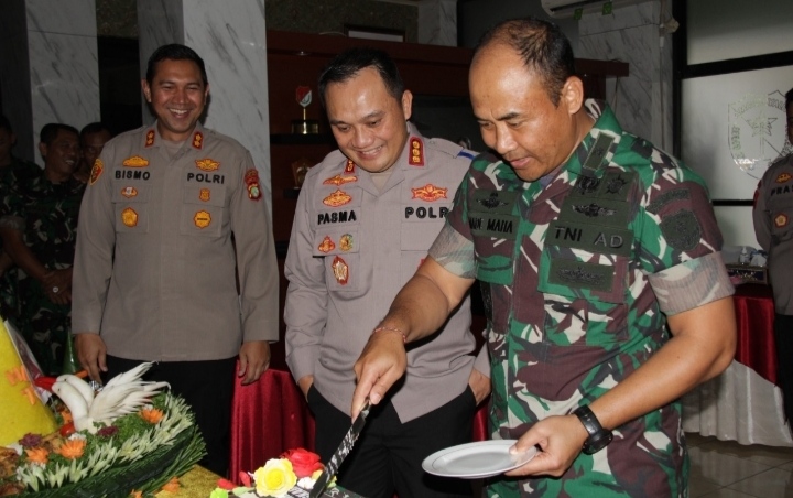 Menyambut Hari Jadi TNI Yang ke 77, kodim 0503 JB Digeruduk Personel Polres Metro Jakarta Barat Yang Dipimpin Langsung Oleh kapolres Metro Jakarta Barat Kombes Pol Pasma Royce , Sik, Mh