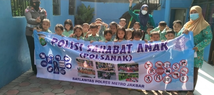 Polisi Sahabat Anak ( Polsanak ), Personel Satuan Lalu Lintas Polres Metro Jakarta Barat Memberikan Edukasi Kepada Para Anak-Anak Di TK Ra Aulia Cengkareng Jakarta Barat