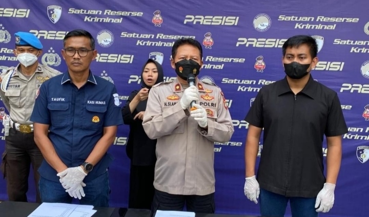 Polsek Kebon Jeruk Jakarta Barat Mengamankan 2 Orang Pelaku Jambret Terhadap Korban nya Seorang Remaja Sdr FAS Yang Sedang Main HP Duduk Diatas Sepeda Motor Miliknya