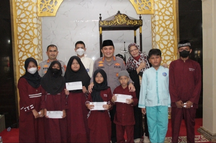 Kapolres Metro Jakarta Barat Menghadiri Kegiatan Jumat Faedah Yang Merupakan Salah Satu Program Unggulan Dari Walikota Jakarta Barat