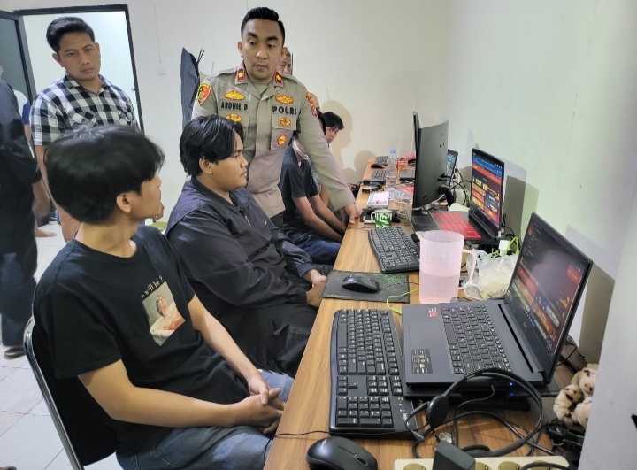 Polsek Cengkareng Polres Metro Jakarta Barat Menggrebek Sebuah Ruko di Taman Palem, Cengkareng Jakarta Barat Yang Di Jadikan Tempat Judi Online