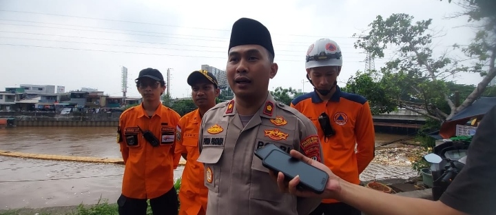 Polsek Tambora Bersama Identifikasi Polres Metro Jakarta Barat Dibantu Oleh Tim basarnas Dki Jakarta Melakukan Evakuasi Penemuan Mayat