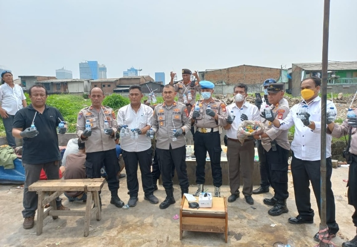 Aksi kejar-kejaran Antara Petugas Dengan Pemakai Narkotika Mewarnai Penggerebekan Di Kampung Boncos Jakarta Barat