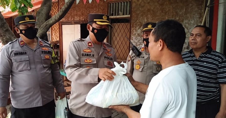 Polsek Kebun Jeruk Menyalurkan Bantuan Terhadap Warga Yang Terdampak Korban Kebakaran