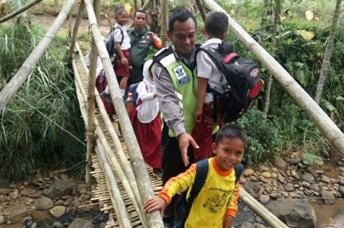 Polsek Ciamis: Bentuk Pelayanan Prima Kepada Masyarakat Bhabinkamtibmas  Sinergi Bersama Bhabinsa Bantu Warga