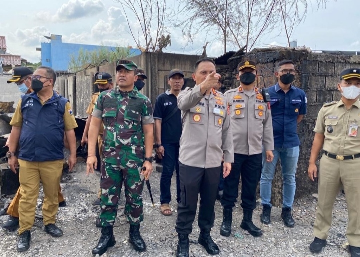 Kapolres Metro Jakarta Barat Bersama Dandim 0503 JB Mengunjungi Lokasi Kebakaran