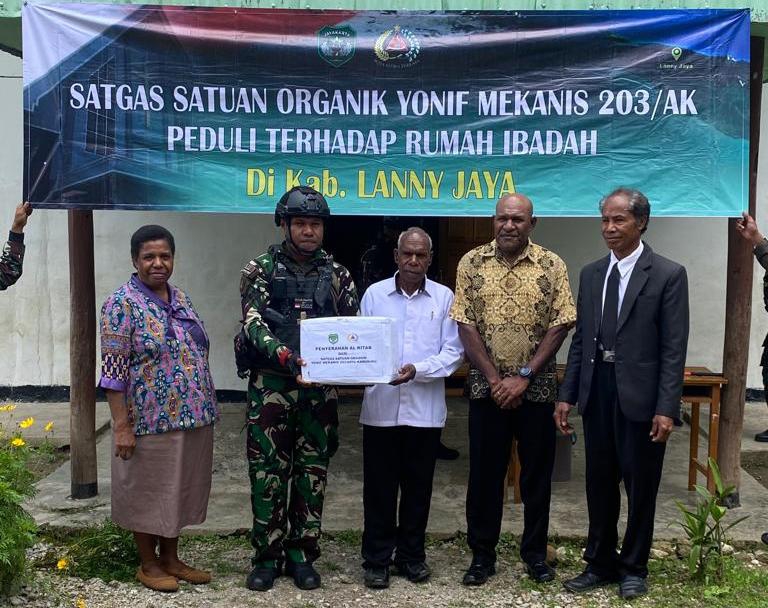 Satgas Yonif Mekanis 203/AK Bagikan AL-Kitab Untuk Masyarakat Distrik Makki