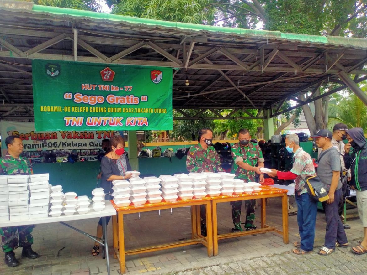Memperingati HUT TNI ke 77, Koramil 06/Kelapa Gading Bagikan 300 Sego Gratis