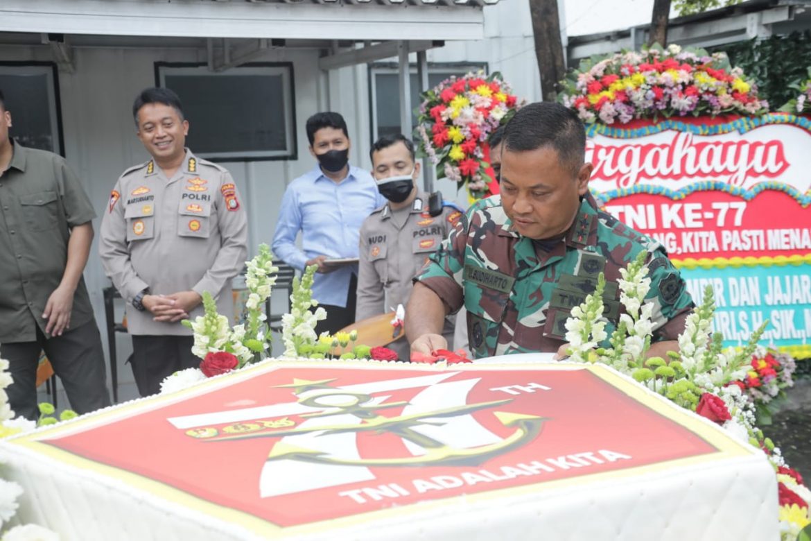 Peringatan Ulang Tahun ke 77 TNI, Pangdam Jaya Diberikan Kejutan Oleh Kapolda Metro Jaya