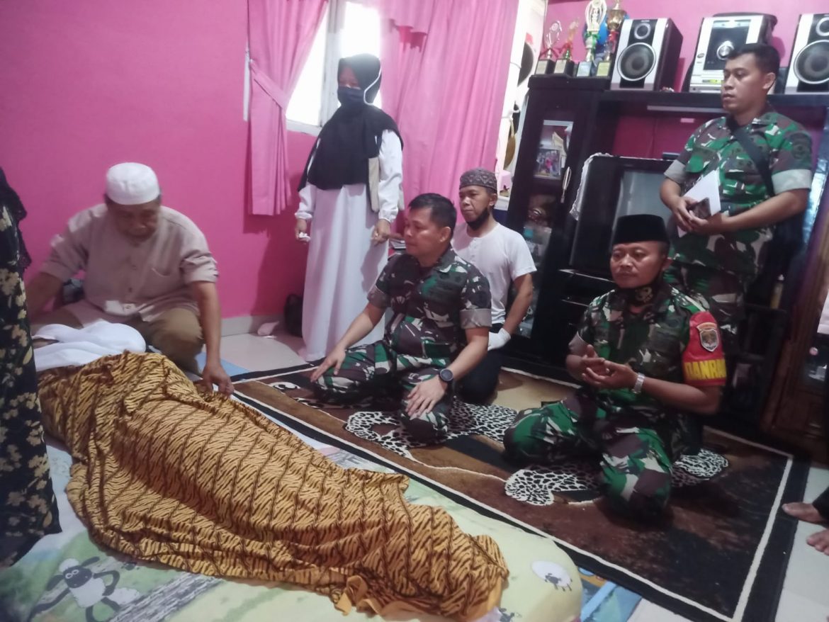 Dandim 0504/Jakarta Selatan Melayat Kerumah Duka Korban Runtuh Tembok Sekolah Madrasah Tsanawiyah