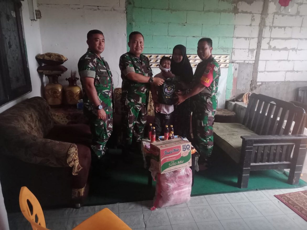Jum’at Berkah Hut TNI KE-77 Kodim 0504/Jakarta Selatan distribusikan Bantuan Dari Pangdam Jaya