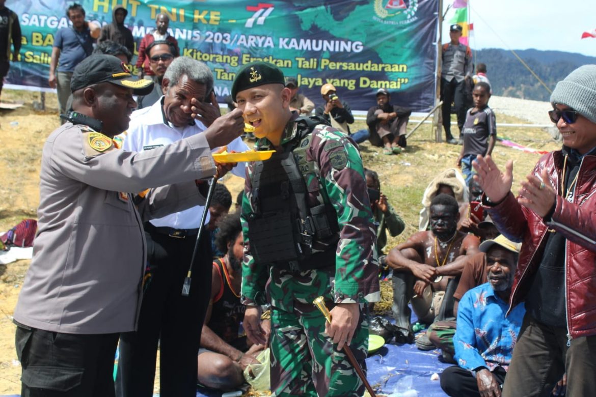 Meriahkan HUT TNI Ke-77 Di Lanny Jaya, Satgas Yonif Mekanis 203/AK adakan acara Bakar Batu