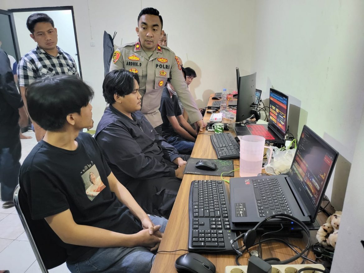 Polsek Cengkareng Operasi Penggerebekan Tempat Judi Online