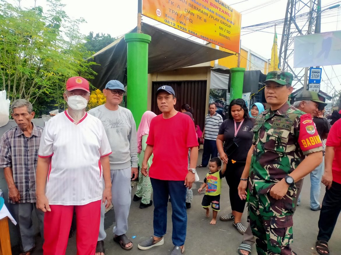 Babinsa Klapa Dua Wetan Bantu Giat Bazar UMKM dan Pembilangan Bank Sampah