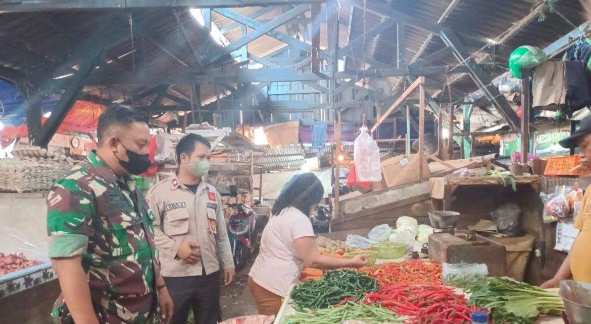 Cek Keamanan dan Harga Bahan Pokok, Serda Apriyanto Turun Ke Pasar Pecah Kulit