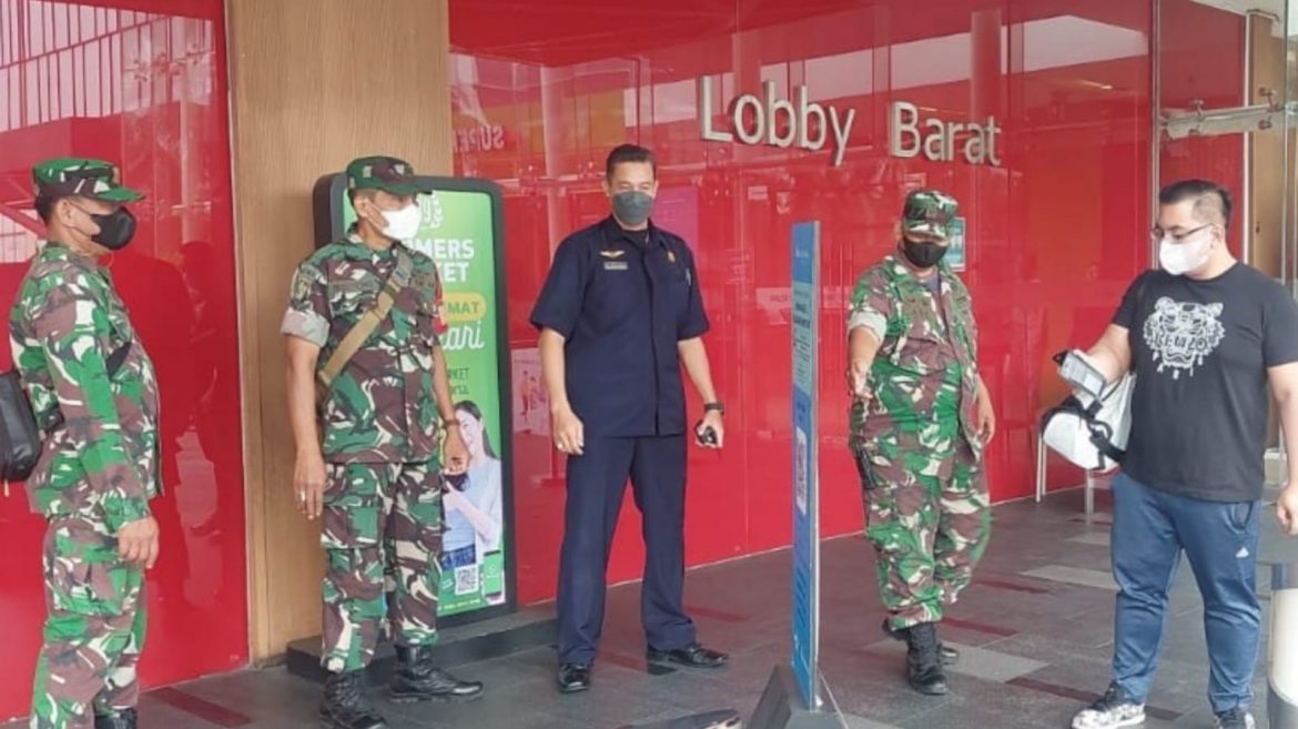 Dukung Insmendagri, Babinsa Koramil 03/GP Monitoring PPKM di Kawasan Sentra Ekonomi