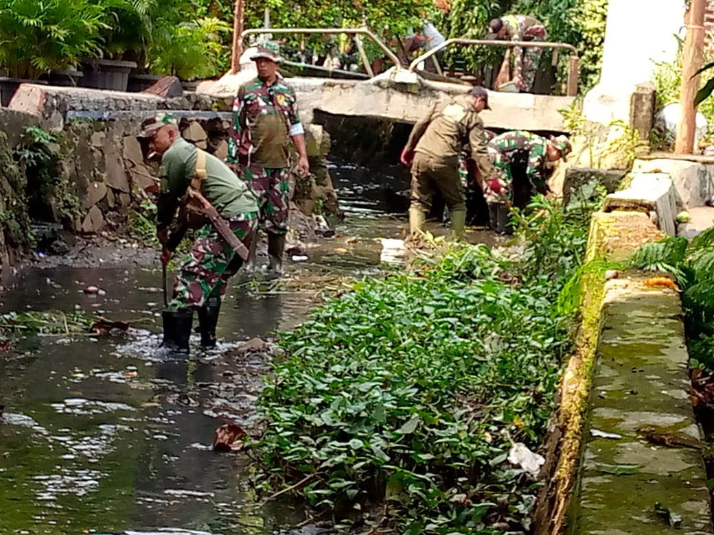 Babinsa Larangan Indah Bersama Warga Bersihkan Saluran Air