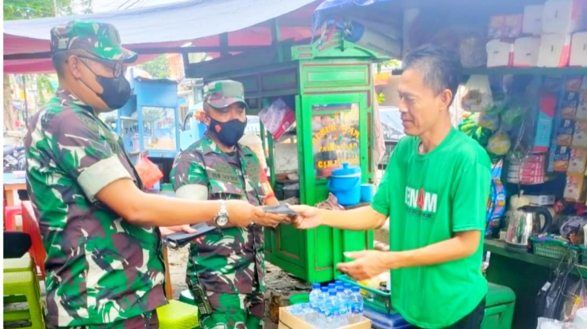Monitoring PPKM Level 1, Babinsa Koramil 03/GP Bagikan Masker di Pasar Dan Mall
