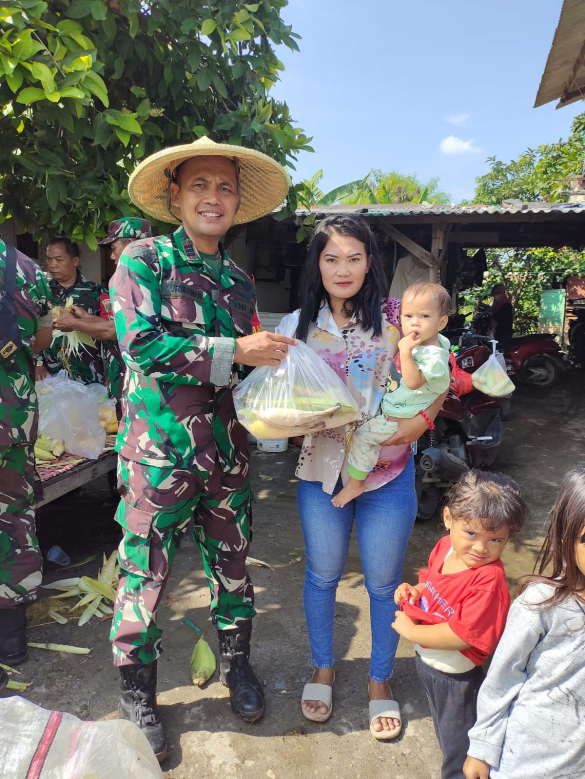 Pasiter Kodim 0503/JB Pimpin Panen Perdana Jagung di Lahan Koramil 04 Cengkareng