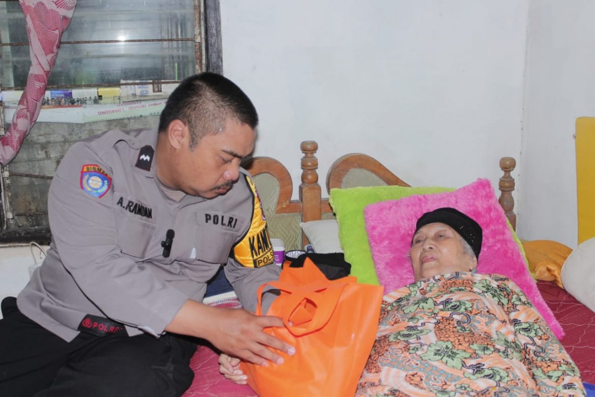 Polisi Peduli Bagikan Bansos Kepada Warga Yang Kurang Mampu Dan Lansia