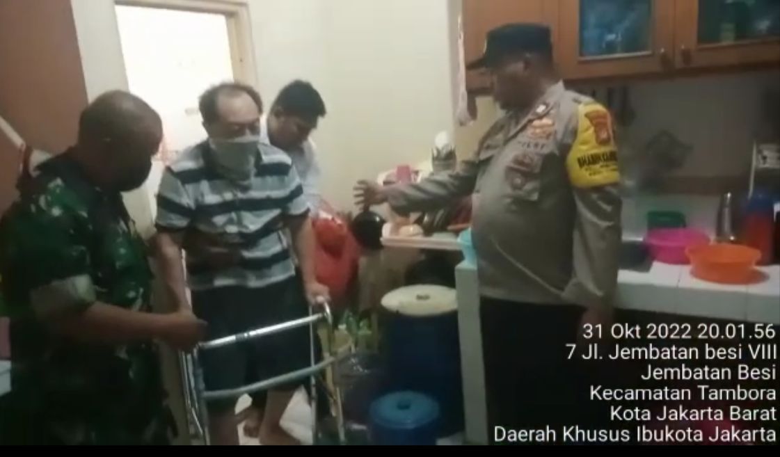 Anggota Polsek Tambora Gerak Cepat Merespon dan Berhasil Menggagalkan Warganya Hendak Melakukan Aksi Percobaan Bunuh Diri