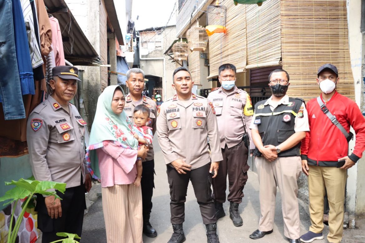 Polres Metro Jakarta Barat Bersama Polsek Cengkareng Mendatangi Sejumlah Anak Yang Mengalami Gagal Ginjal