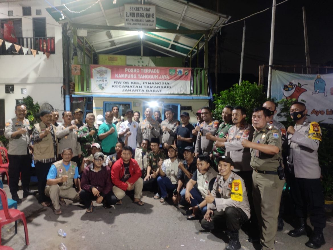 Cegah Tawuran kembali terjadi, Kapolsek Metro Tamansari AKBP Rohman Yonky Dilatha SIK.MSi bersama Kapolsek Pademangan Kompol Happy Saputra SIK pertemukan warga Pademangan dan warga Pinangsia