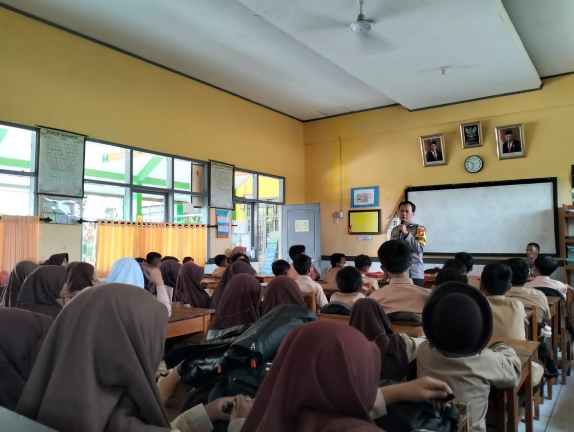 Siswa – Siswi SDN Giriharja Mendapat Pembinaan Dari Polisi