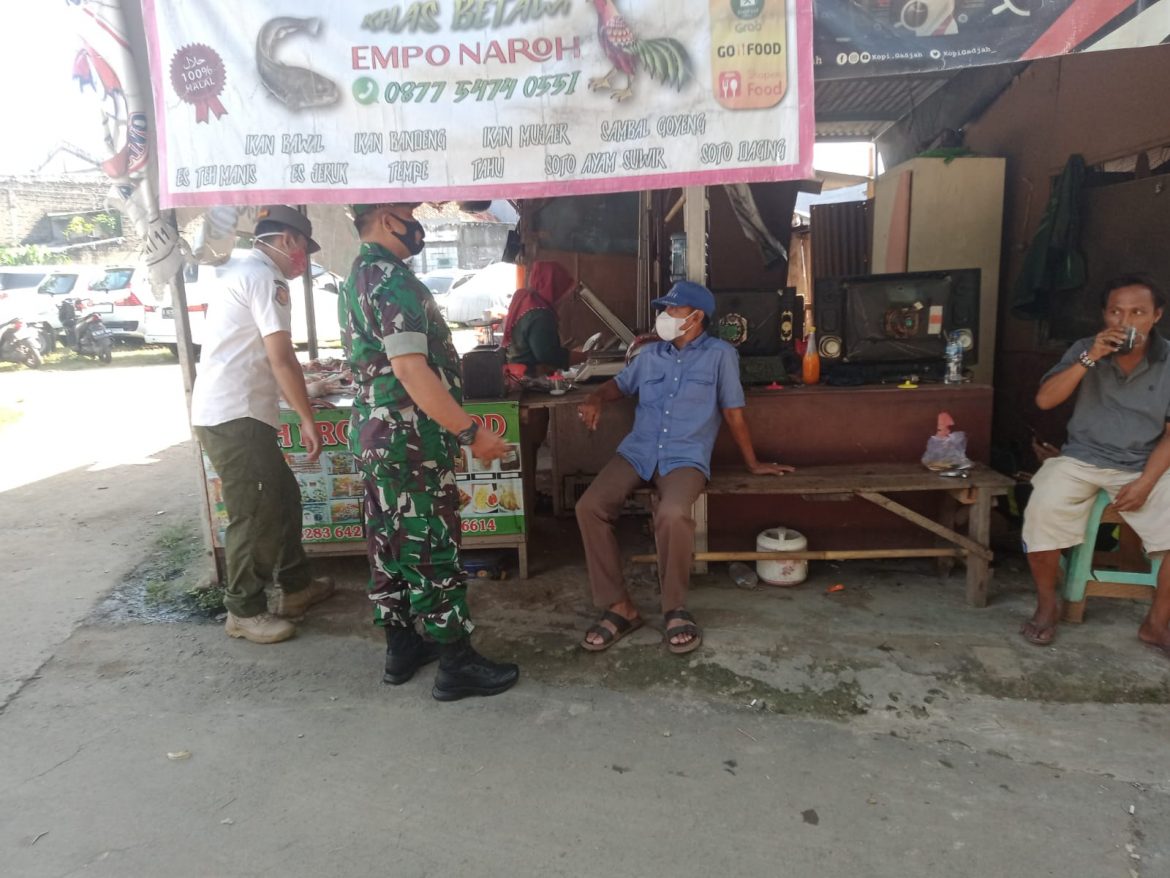 Waspada Covid-19, Babinsa Koramil 05/KJ Saat Komsos Bersama Satpol PP dan Warga