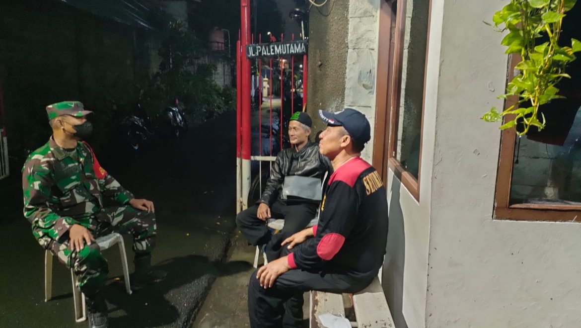 Babinsa Koramil 05/KJ Peltu Ampa Uleng Siskamling Bersama Keamanan Komplek Ingatkan Prokes