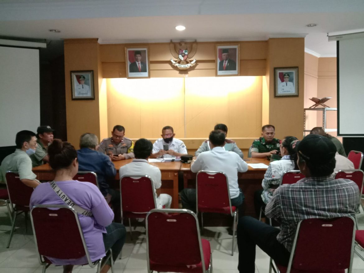 Babinsa Serka Rudiyanto Komsos dengan Jajaran Tiga Pilar Kel. Mangga Besar