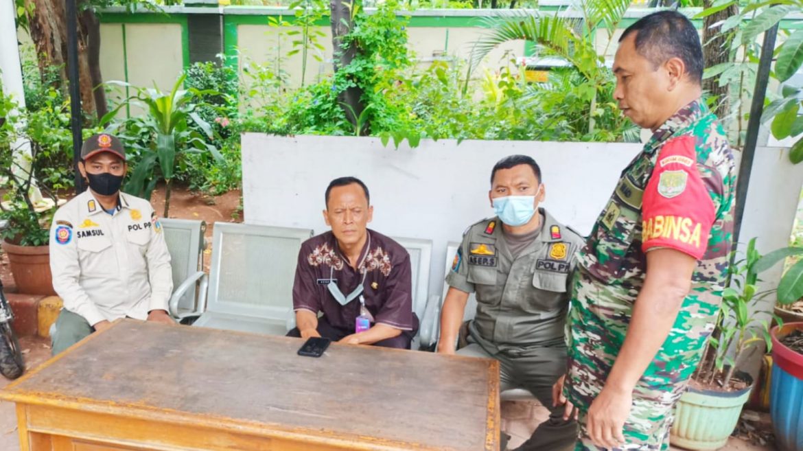 Tingkatkan Sinergisitas, Babinsa Koramil 03/GP Komsos Dengan Aparat Pemerintahan Kelurahan Tanjung Duren Utara