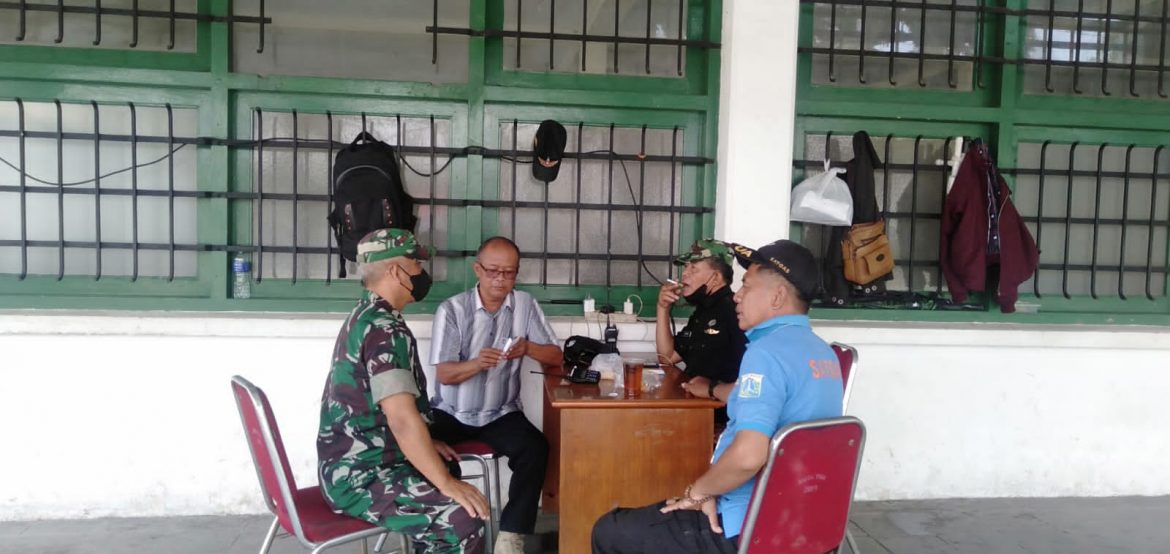 Babinsa Serma Wadiknator Komsos dengan Security Kota Tua
