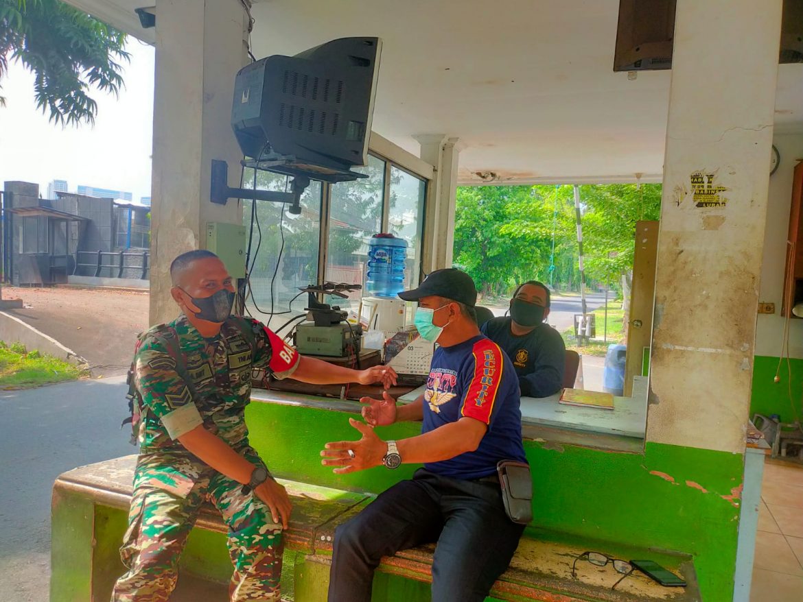 Jaga Kondusifitas…, Babinsa Duri Kosambi Jalin Komunikasi dengan Keamanan Wilayah.