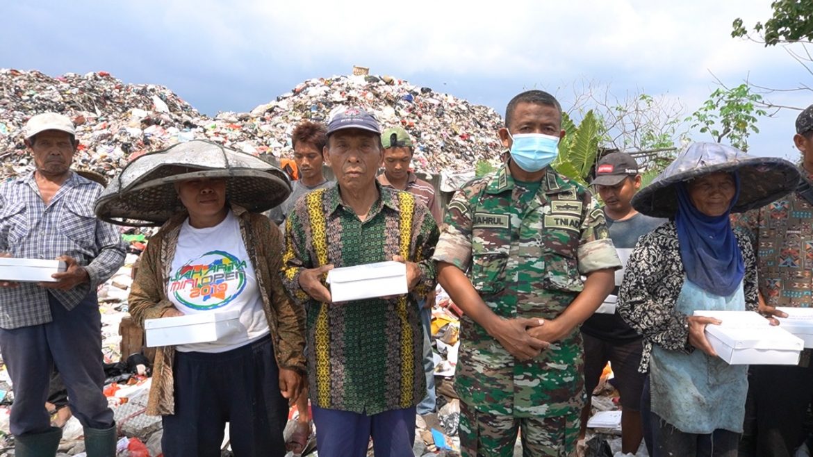 Warga Ciakar senyum ceria di Jum’at Berkah, Kodim 0510/Tigaraksa