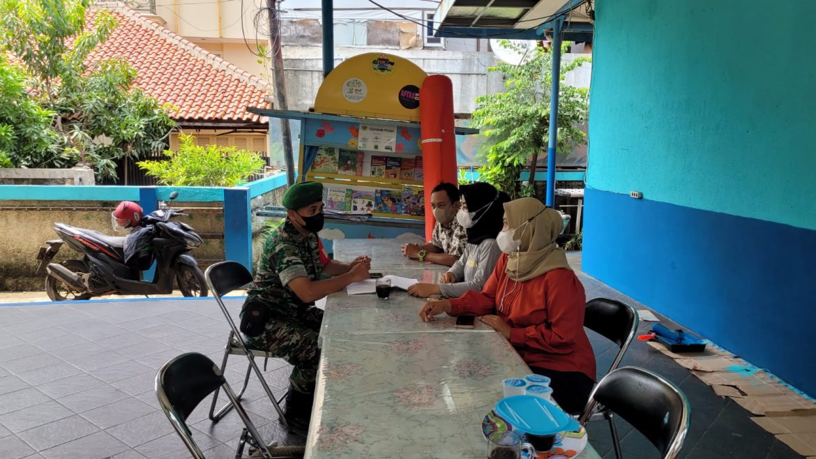 Tetap Terapkan Protokol Kesehatan, Babinsa Koramil 05/KJ Komsos Dengan Pengurus RPTRA