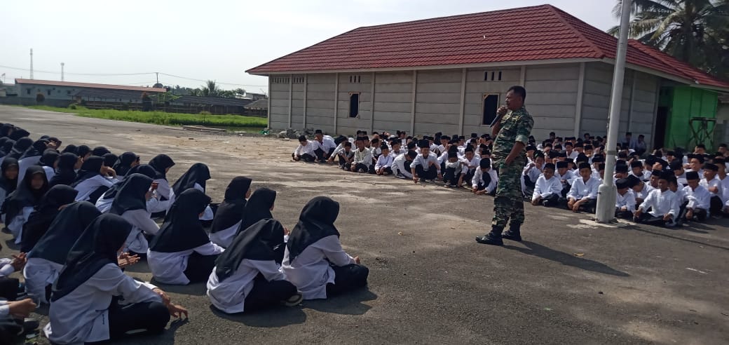 Upaya Preventif Tawuran Pelajar, Babinsa Koramil 13/Cisoka Bekali Ratusan Santri Ponpes Al-Badar 2 Jayanti Dengan Wasbang Cinta Tanah Air