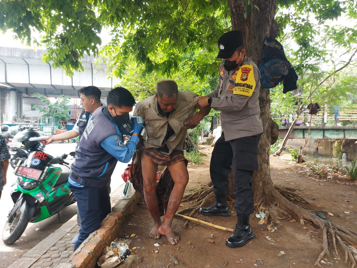 Peduli Kemanusiaan, Bhabinkamtibmas Roa Malaka Polsek Tambora Bantu Tunawisma Yang Sakit Di Pinggir Jalan