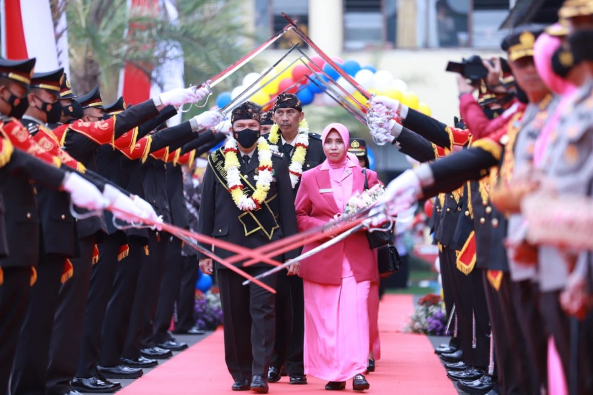 Kapolda Jabar Pimpin Upacara Wisuda Purna Bhakti Pegawai Negeri Polri Jajaran Polda Jabar Tahun 2022