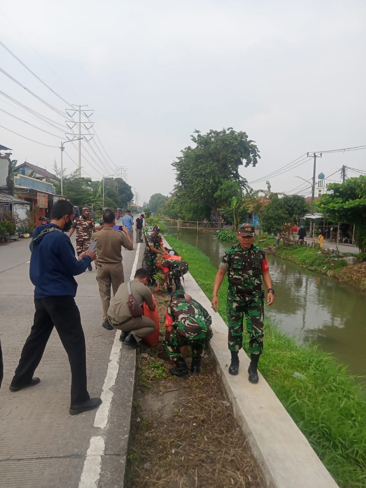 Sertu Alis Wandi Bersama Warga Kerjabakti Bersihkan Drainase