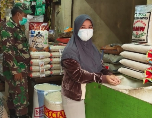 Pantau harga sembako, Babinsa Koramil 07/KB sambangi kios-kios dan agen di pasar
