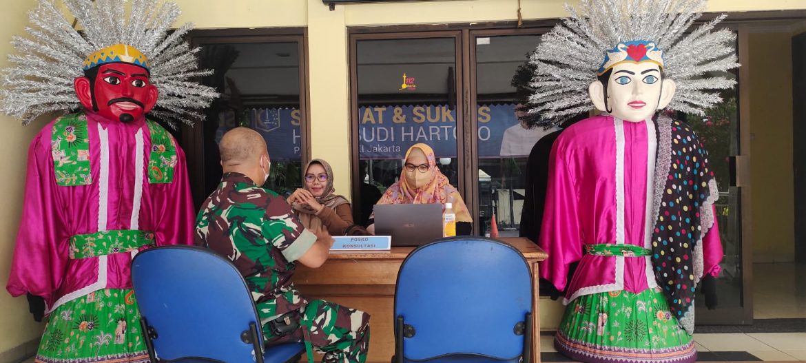 Antisipasi Banjir, Babinsa Koramil 05/KJ Komsos Dengan Keamanan Lingkungan Perumahan