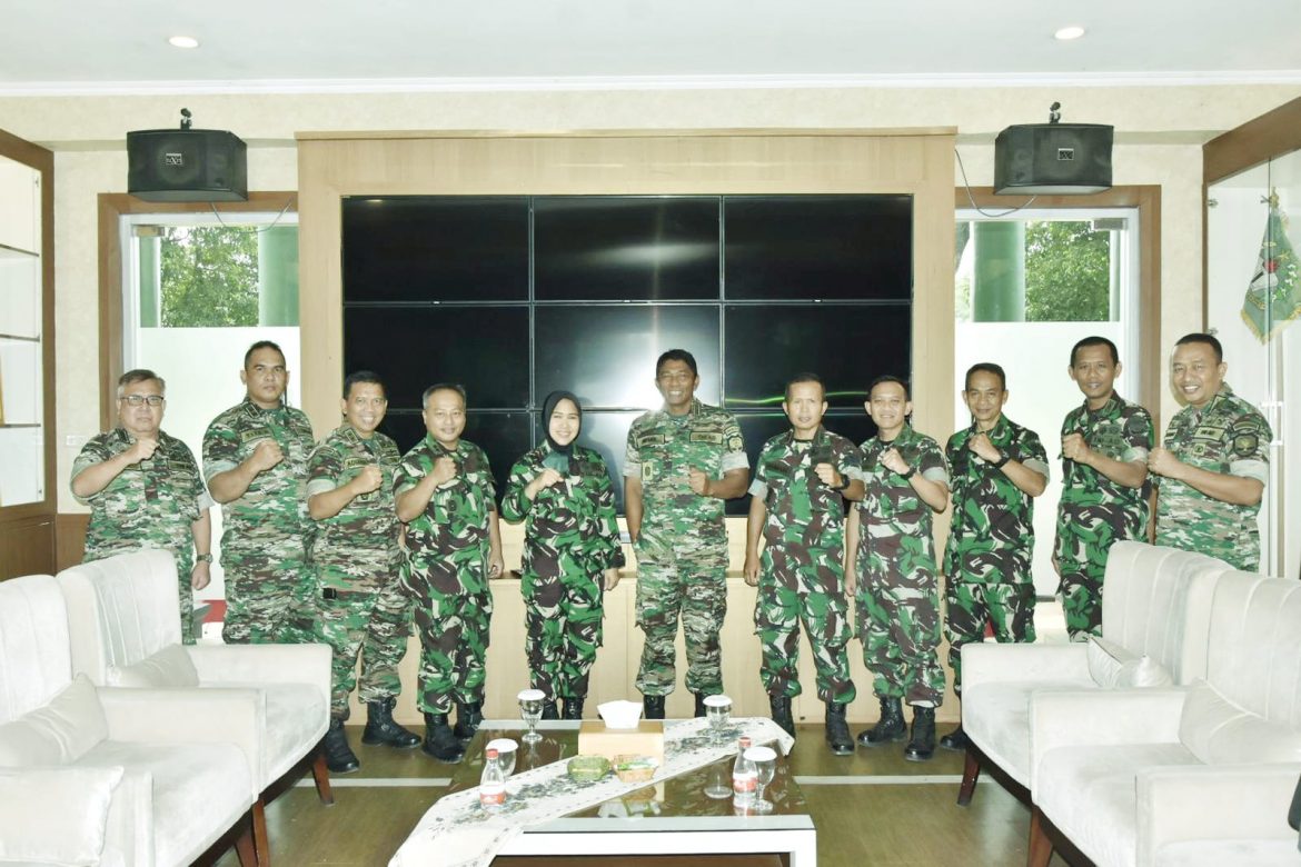 Danrindam Jaya Menerima Berita Acara Hasil Kerja Tim Asesmen Akreditasi Kodiklatad TA. 2022.