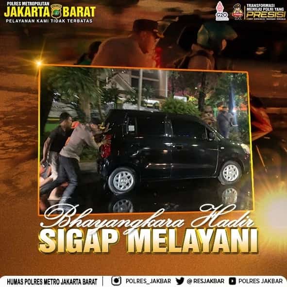Aksi Kapolsek Tanjung Duren Kompol Muharram Wibisono Turun langsung kelapangan Saat hujan Hingga Mengakibatkan Genangan Air Sekitar Depan Mako