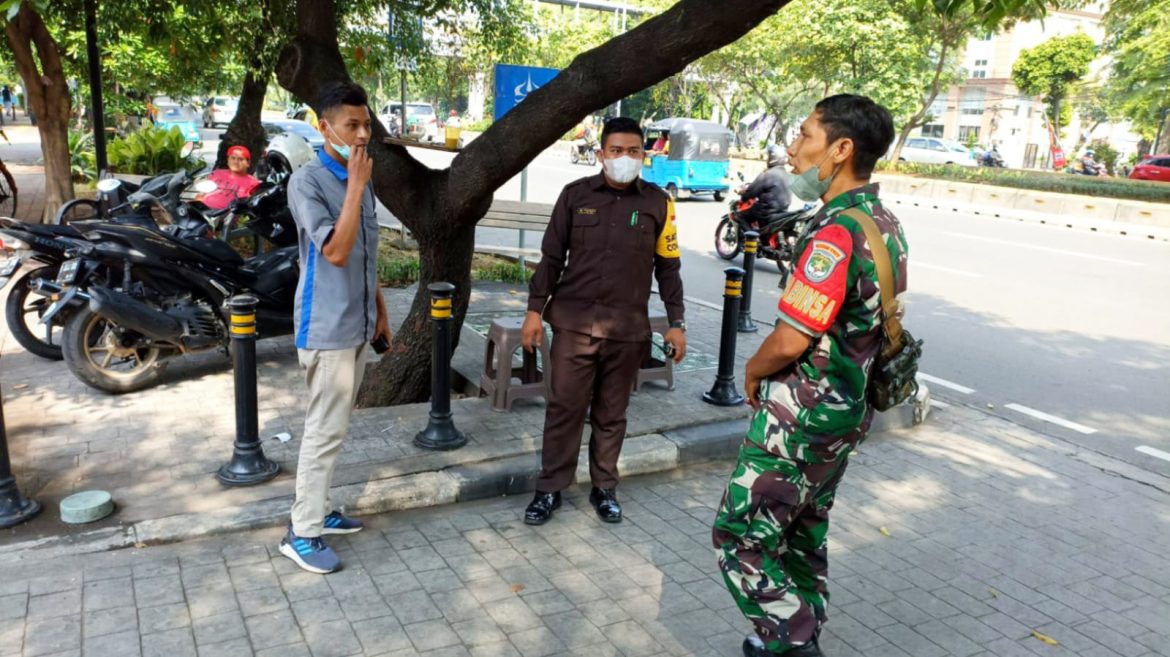 Pererat Silaturahmi, Babinsa Koramil 03/GP Komsos Dengan Security Kampus Universitas Trisakti