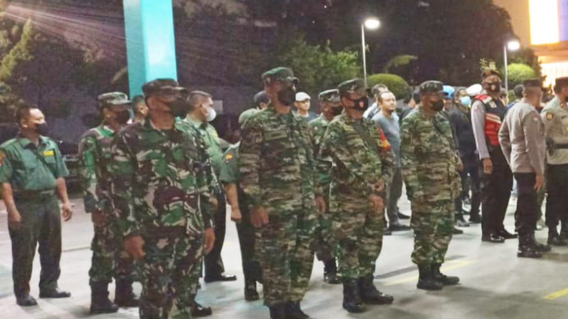 Berikan Rasa Aman, Babinsa Koramil 03/GP dan Mitra Jaya Ikuti Apel Gabungan dan Patroli Skala Besar Bersama Tiga Pilar Jakarta Barat