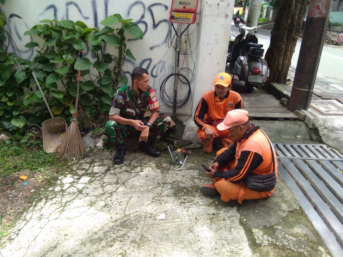 Komsos Bersama Anggota PPSU, Babinsa Koramil 05/KJ Himbau Agar Selalu Patuhi Protokol Kesehatan