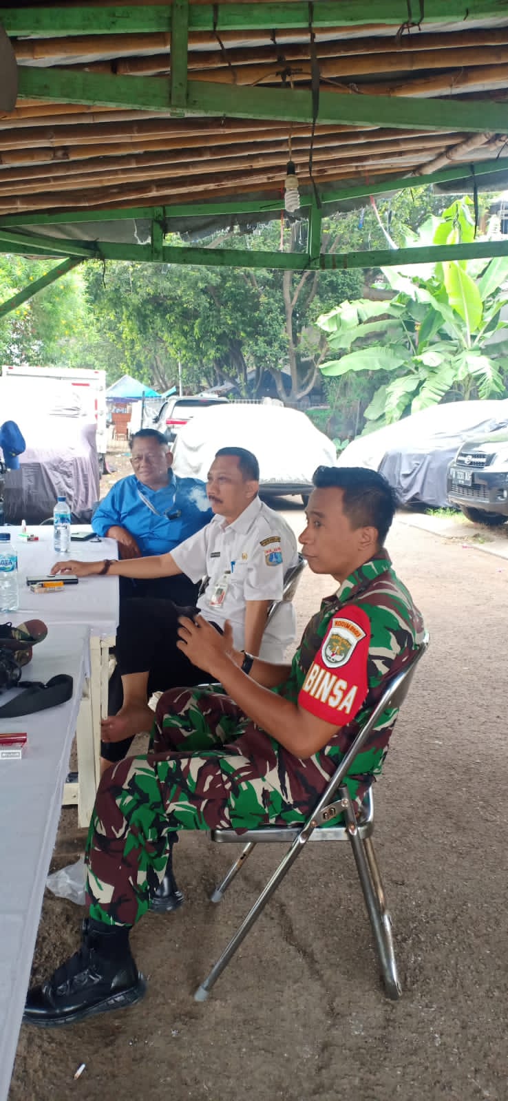 Babinsa Koramil 07/KB Sertu Yulianto lakukan komsos bahas terkait genangan air di wilayah